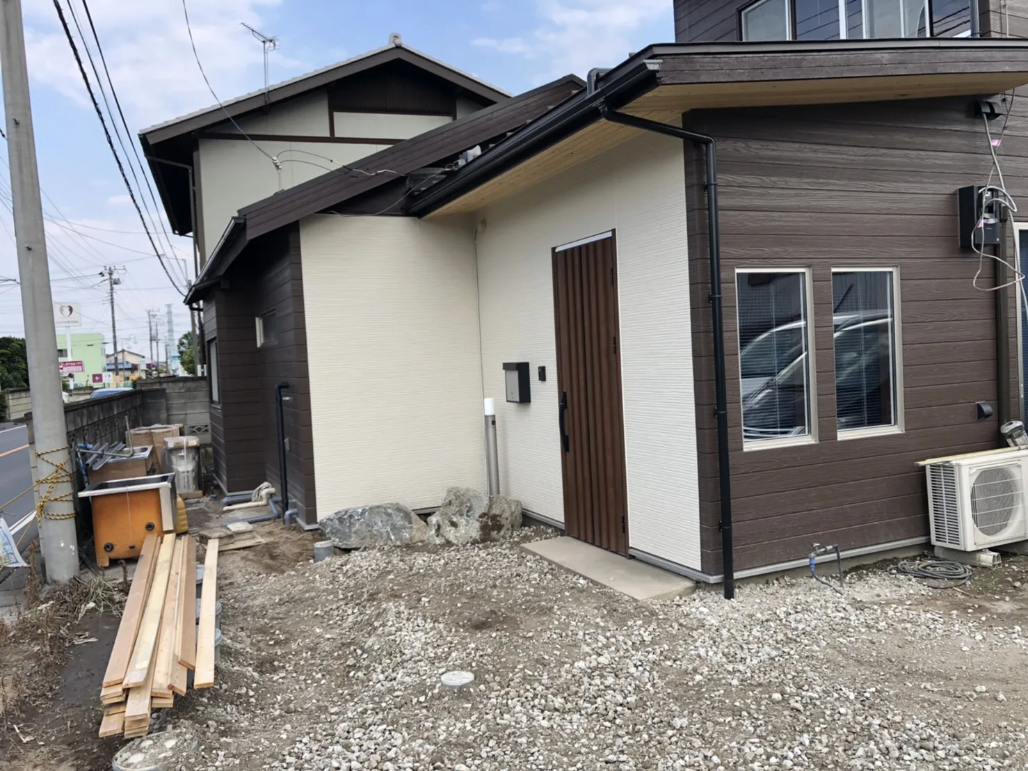 玄関先に軒を作ります